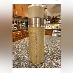 Starbucks x Stanley Japan Limited Gold Glitter
2023 Holiday Tumbler